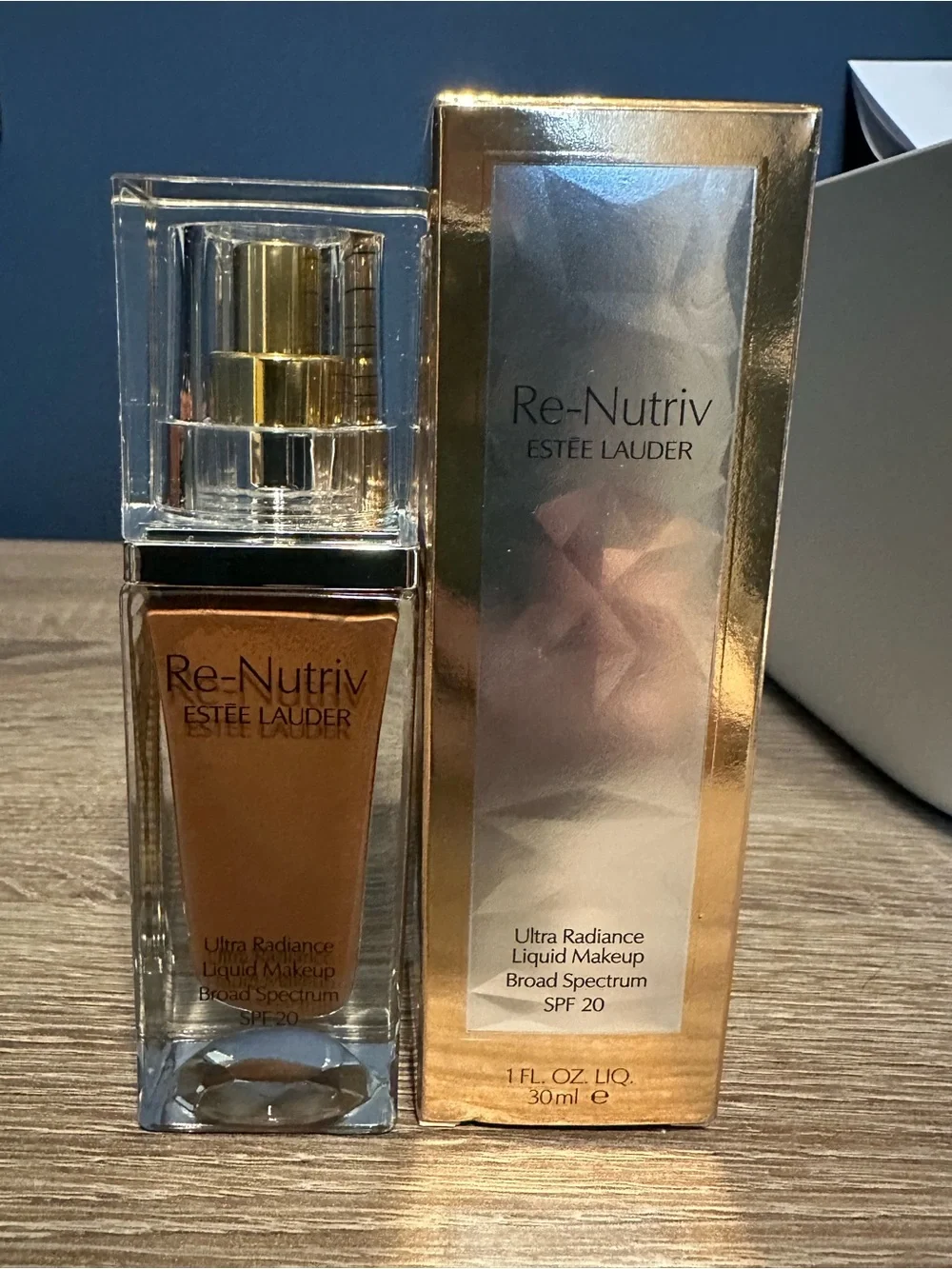 Estée Lauder Re-Nutriv  Ultra Radiance Liquid Makeup SPF 20 (7N1 Deep Amber)